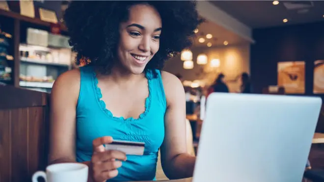 mujer comprando por internet