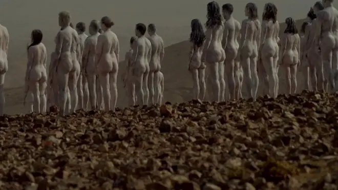 Nagi ljudi pokraj Mrtvog mora