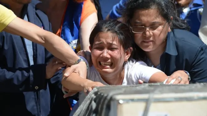 Keluarga korban terlihat histeris saat menyambut peti jenazah Joanna Demafelis dibawa di kediamannya di Filipina pekan lalu.