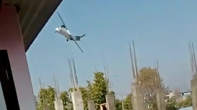 Video yang diunggah ke media sosial memperlihatkan pesawat Yeti Airlines terbang rendah dan menukik tajam sebelum jatuh.