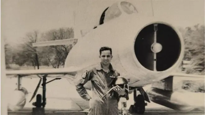 తన మారుత్ విమానంతో ఫ్లైట్ లెఫ్టినెంట్ జవహర్‌లాల్ భార్గవ్