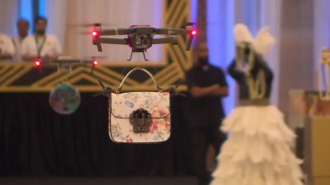 دار أزياء في السعودية تقررعرض أحدث الحقائب والمجوهرات والفساتين بطريقة غير تقليدية.