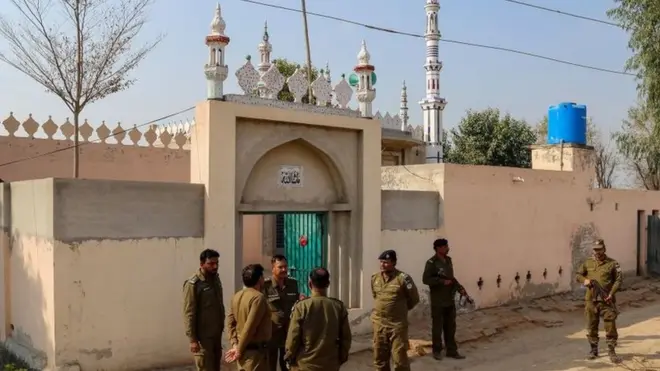 پولیس جائے وقوعہ پر کھڑی ہے