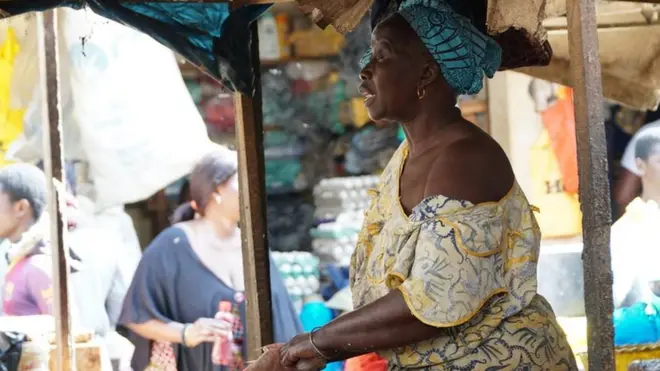 Les écailleuses de poissons soulagent les ménagères d'une importante corvée
