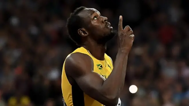 یوسین بولٹ نے دوڑ سے پہلے آسمان کی طرف رخ کرکے اپنے انداز میں کچھ کہا