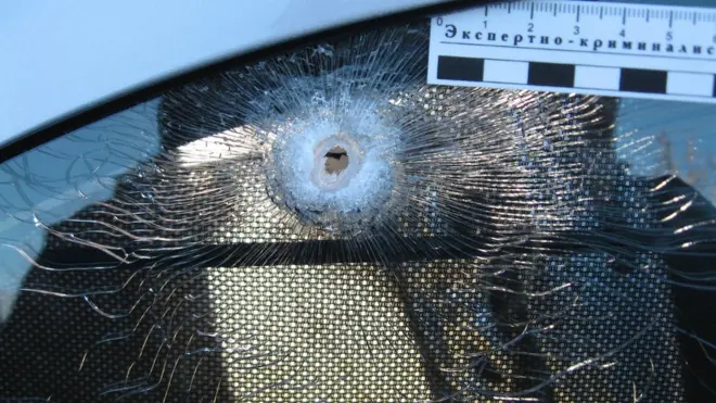 Окно автомобиля Mercedes, в котором был убит мэр Владикавказа Виталий Караев в ноябре 2008 года