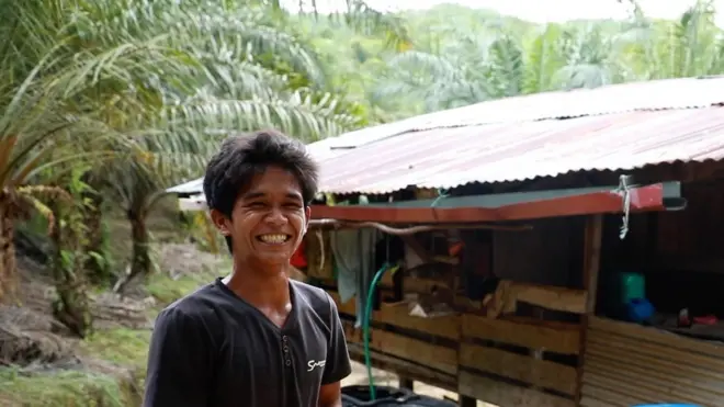 Iwan Nursyah tumbuh dewasa di tengah perkebunan kelapa sawit di Sabah, Malaysia.