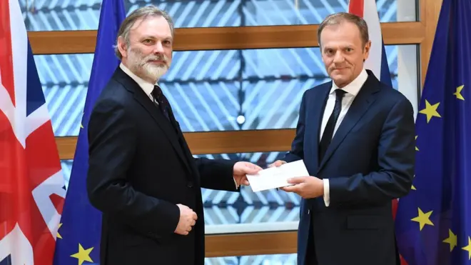 Dubes Inggris untuk Uni Eropa, Tim Barrow (kiri), menyerahkan 'Artikel 50' kepada Presiden Dewan Eropa, Donald Tusk (kanan).