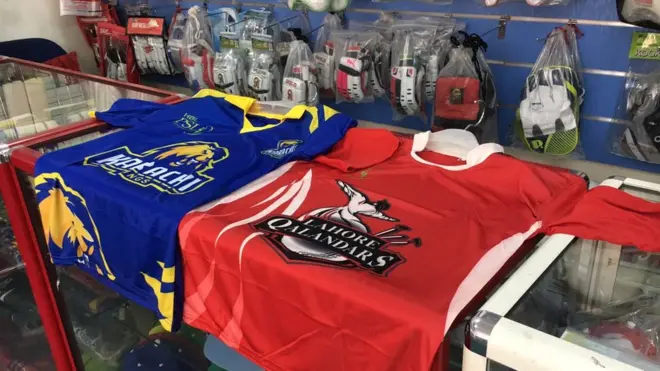 دبئی میں کھیلوں کا سامان فروخت کرنے والی زیادہ تر دکانوں پر پاکستان سپر لیگ سے جڑی اشیا فروخت کے لیے موجود ہی نہیں ہیں اور جن کے پاس ہیں بھی تو وہ گذشتہ سال کی ہی ہیں