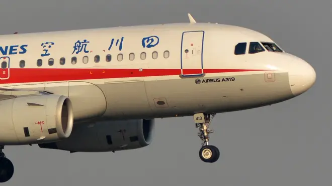 Hình của Tân Hoa Xã về chiếc Airbus của Hàng không Tứ Xuyên phải đáp khẩn cấp xuống sân bay ở Thành Đô