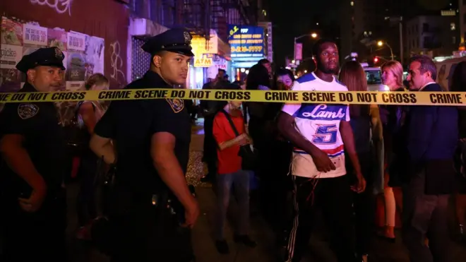 Вечер субботы оказался напряженным для полицейских сразу нескольких штатов в США