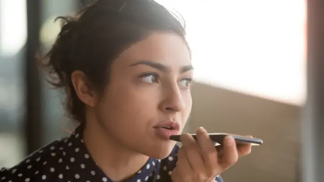 إمرأة تتحدث إلى ميكروفون الهاتف