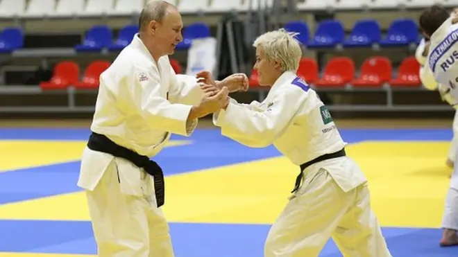 Ông Putin 'thể hiện' vài ngón judo hôm 14/02/2019 trên sân tập ở Sochi nhân dịp ông đến thành phố này để đón khách nước ngoài