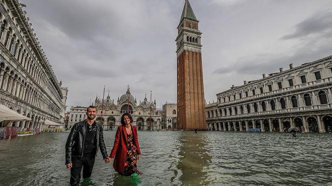 Туристы на затопленной площади Сан-Марко