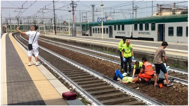 የራሱን ምስል በባቡር ከተገጨች ሴት ጋር ለማንሳት የሚጣጣር ወጣት