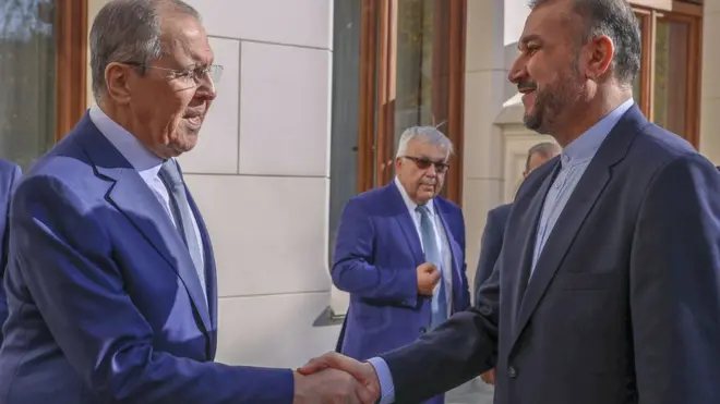 Rusiyanın xarici işlər naziri Sergey Lavrov (solda) və İranın xarici işlər naziri Hüseyn Əmir Abdullahian (sağda)