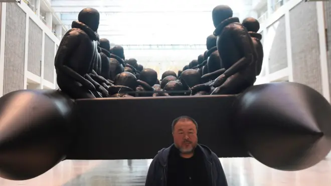 艾未未和新作品"难民船"，这幅作品将在布拉格的捷克国家美术馆展出至今年年底。