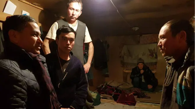 Мигрантлар орасида паспортини йўқотиб ортга қайтолмаётганларга амалий ёрдам берилади.