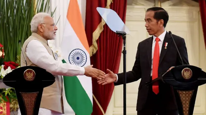 Presiden Joko Widodo kanan menyambut PM India Narendra Modi di Istana, Jakarta, Rabu (30/05).