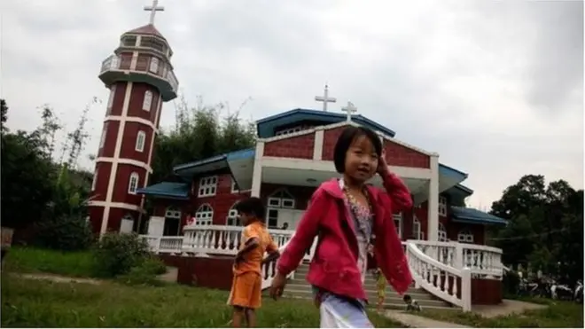 ပျက်စီးသွားတဲ့ အဆောက်အအုံတွေကို သတင်းသမားတွေကို လိုက်ပြပေးခဲ့လို့ ကချင် ဘာသာရေးဆရာနှစ်ယောက် ဖမ်းဆီး စီရင်ချက် ချခံရ