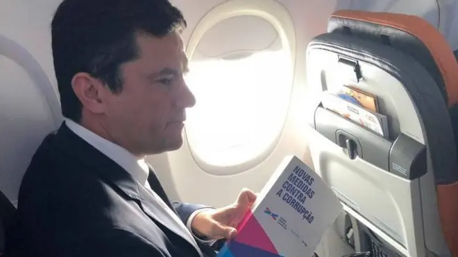 Moro estava com o livro com as Novas Medidas no avião a caminho do encontro com Bolsonaro