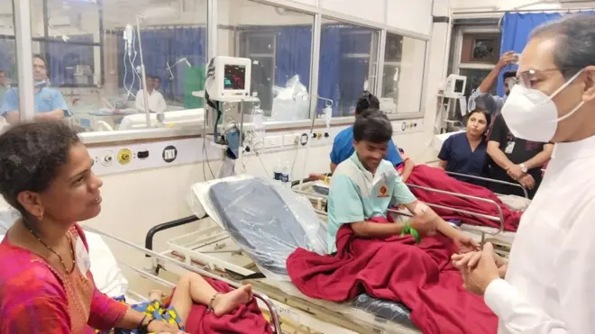 अस्पताल में पहुँचे लोग