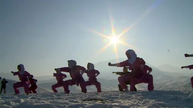 گروهی از زنان در افغانستان به سختی در تلاشند تا در عرصه های مختلف وارد شوند و با نگاهی که زنان را به حاشیه می راند، مقابله کنند.