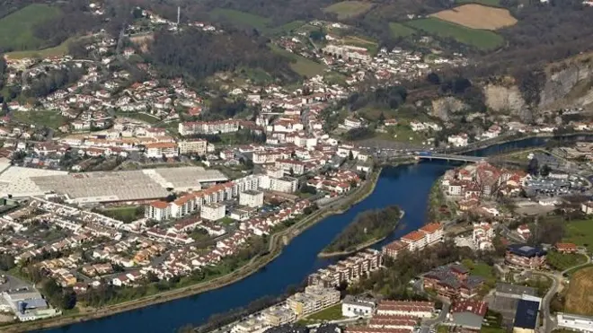 جزیرہ فیزاں دریا کے بیچوں بیچ واقع ہے