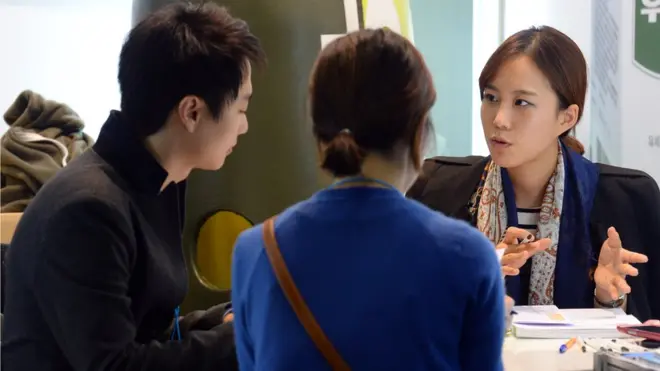 채용박람회'를 찾은 구직자들이 한 참가 기업 관계자와 면담하고 있다