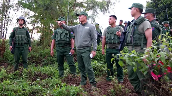 緬甸民族民主同盟軍總司令彭德仁（中右）指揮攻擊（果敢資訊網圖片27/10/2023）