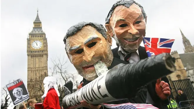 مجسمان لتوني بلير وجورج بوش خلال مظاهرات حاشدة اجتاحت لندن احتجاجا على مسايرة بريطانيا الولايات المتحدة في حربها على العراق.