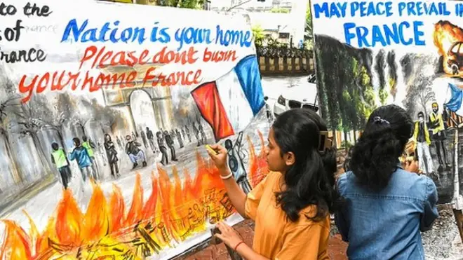 "මේ හැමදේම සන්සුන් වෙන්න යි අපට ඕන. සෝෂල් මීඩියා, කැරලි, මේ හැමදේම ආපහු සන්සුන් වෙන්න ඕන. මේ ඔක්කොමත් එක්ක, අපට එක විනාඩි පහක් එකට වාඩිවෙලා, එයා දැන් නෑ කියන එක ගැන හිතන්න බැරිවුණා," ඔහු පැවසීය.