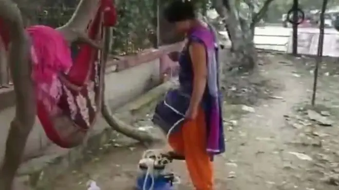 13 महीने के बच्चे को फुट पंप के ज़रिए सांस देने की कोशिश करती उसकी मां