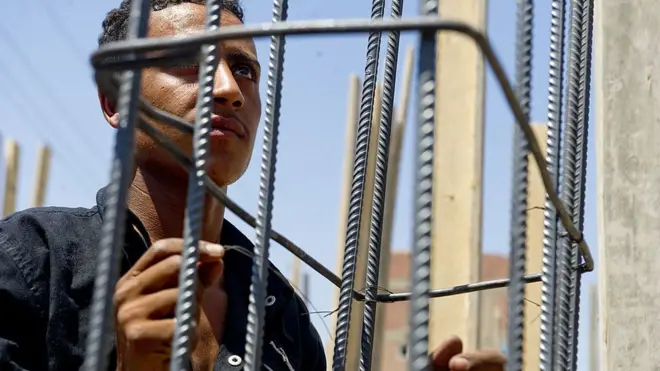 اعتادت الحكومات المصرية في السابق غض الطرف عن مخالفات البناء، خاصة في أوقات الانتخابات والأحداث السياسية