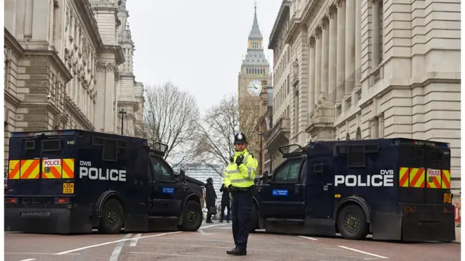 لندن میں پارلیمان کے قریب پولیس اہلکار پہرے پر موجود ہے