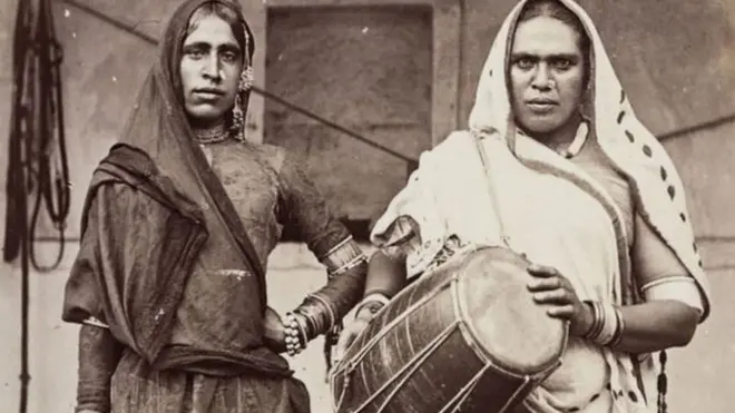 خلال نظر القضية وصف الخصيان بالبغي غير تقليديين، والمتسولين، والمرتدين لملابس النساء