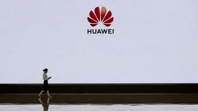 反对者说，中国的电讯巨头华为的技术设备可能被用来做针对西方的间谍活动。华为一直否认上述指称，坚持说华为公司严格遵守所在国的法律。
