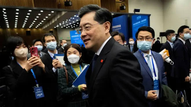 在中國領導人習近平提拔秦剛擔任中國外交部長僅半年多後，這名中國近半世紀以來最年輕的外交部長突然被免職。