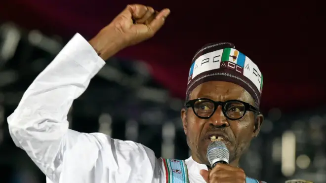 Muhammadou Buhari en 2014, devant les partisans de son parti