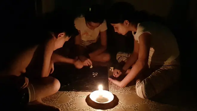 เด็ก ๆ นั่งล้อมวงจุดเทียนไข