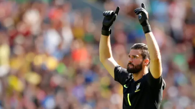 أليسون بيكر رافعا يديه في سعادة