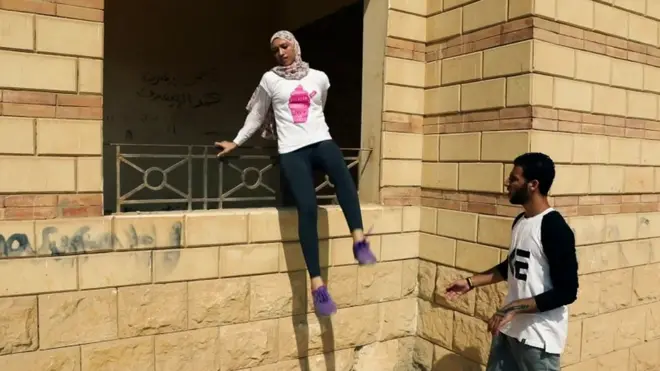 مصر: فريق نسائي يمارس الباركور رغم التحديات