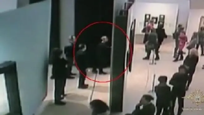 Trenutak kradje slike iz galerije u Moskvi