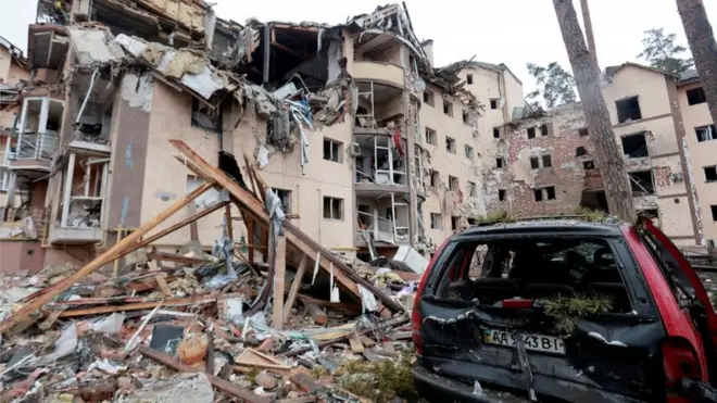 Los bombardeos han afectado edificios residenciales como este en la localidad de Irpin, en la región de Kiev.
