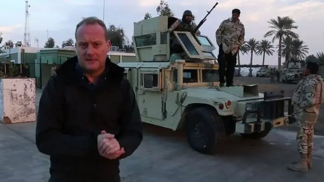 Би-би-си мухбири Квентин Соммервилга 2014 йили Айн ал-Асад ҳарбий базаси ичига киришга экслюзив рухсат берилган эди