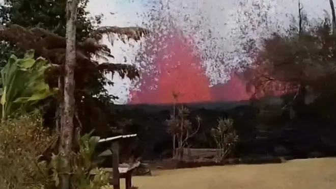 رجل عاد إلى منزله في هاواي فوجد بركانا يثور خلف حديقة منزله.