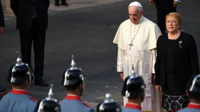 Me quiero unir a mis hermanos en el episcopado, ya que es justo pedir perdón y apoyar con todas las fuerzas a las víctimas", dijo el Papa en su visita a la sede del Ejecutivo chileno.