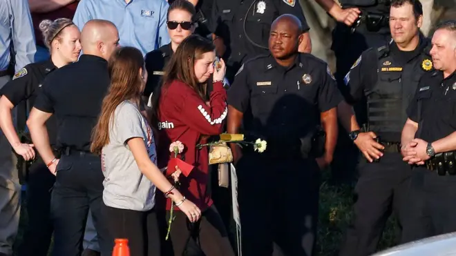 Para murid Marjory Stoneman Douglas High School kembali masuk sekolah dengan tangis, kecemasan, namun juga bersemangat.