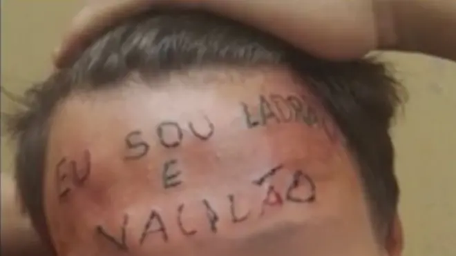 Los sospechosos compartieron un video de ellos tatuando la frase "soy un ladrón y perdedor" en la frente del muchacho.
