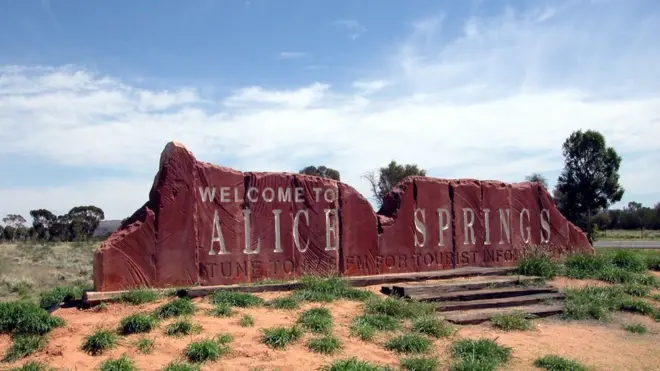 Город Элис-Спрингс находится в географическом центре Австралии и окружен пустыней